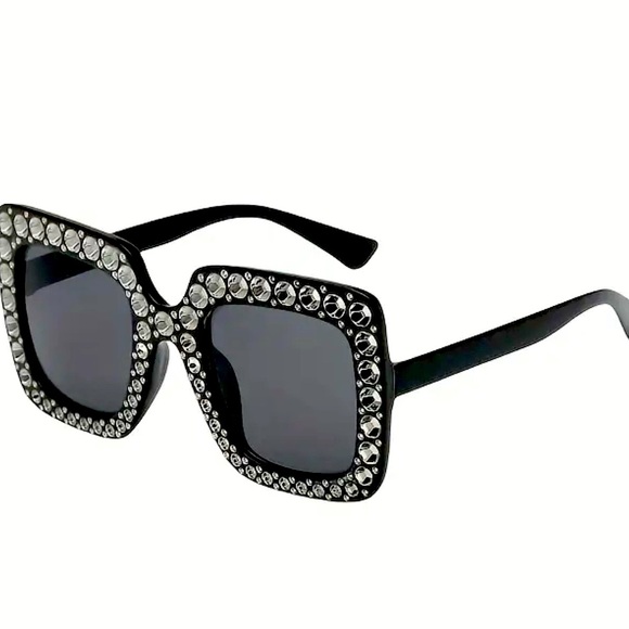 Accessories - SO CHIC BOUTIQUE RHINESTONE SUNGLASSES!